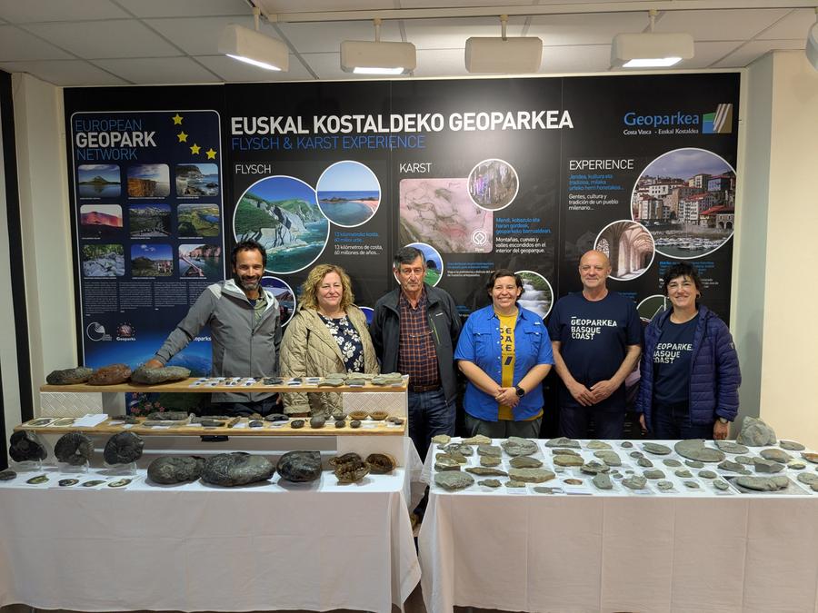 Euskal Kostaldeko Geoparkeak Iñaki Rementeriak osatutako fosilen bildumaren dohaintza jaso du