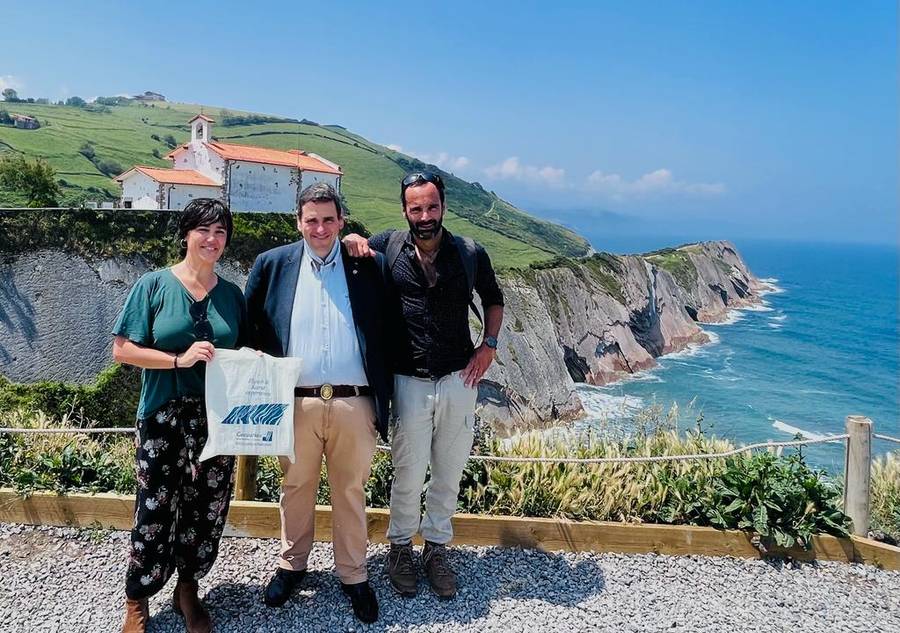 Los geoparques de Grutas del Palacio y de la Costa Vasca inician un camino de colaboración