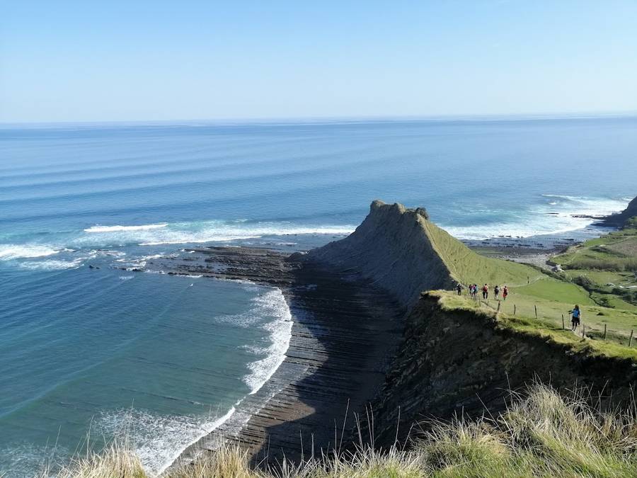 Deba-Zumaia a pie y vuelta en barco: la forma más espectacular de recorrer la Ruta del Flysch